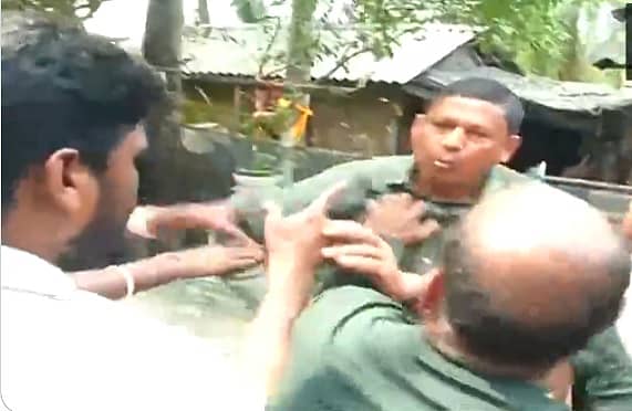 <div class="paragraphs"><p>ಟಿಎಂಸಿ ನಾಯಕ ಅಜಿತ್ ಮೈಟಿ ಅವರ ಮೇಲೆ ಪ್ರತಿಭಟನಾಕಾರರು ಹಲ್ಲೆ ನಡೆಸಿದ್ದಾರೆ.</p></div>