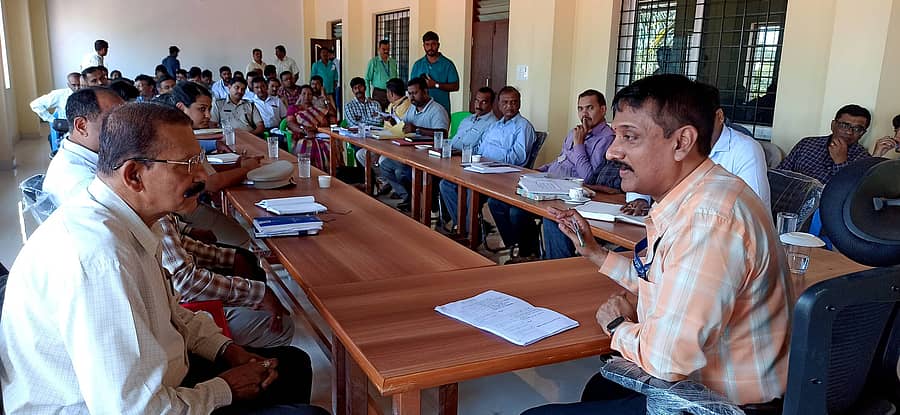 ಸೋಮವಾರಪೇಟೆ ಆಡಳಿತ ಸೌಧದಲ್ಲಿ ಸಭಾಂಗಣದಲ್ಲಿ ಕರ್ನಾಟಕ ಲೋಕಾಯುಕ್ತ ಮಡಿಕೇರಿಯ ಲೋಕಾಯುಕ್ತ ಅಧಿಕಾರಿಗಳಿಂದ ಲೋಕಾಯುಕ್ತ ಕಾಯಿದೆಯಡಿ ಡಿವೈಎಸ್ಪಿ ಎಂ.ಎಸ್. ಪವನ್ ಕುಮಾರ್ ಅವರ ಅಧ್ಯಕ್ಷತೆಯಲ್ಲಿ ದೂರು ಅರ್ಜಿ ಸ್ವೀಕಾರ ಮತ್ತು ಕುಂದುಕೊರತೆ ಸಭೆ ನಡೆಯಿತು.