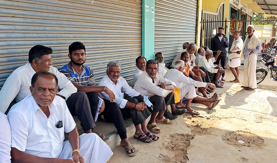 ಹಿರೀಸಾವೆಯ ಕೃಷಿ ಪತ್ತಿನ ಸಹಕಾರ ಸಂಘದ ಮುಂದೆ ಬುಧವಾರ ನಾಫೆಡ್‌ಗೆ ಕೊಬ್ಬರಿ ಮಾರಾಟ ಮಾಡಲು ಹೆಸರು ನೋಂದಾಯಿಸಲು ಸರತಿ ಸಾಲಿನಲ್ಲಿ ಕಾಯುತ್ತ ಕುಳಿತಿದ್ದ ರೈತರು