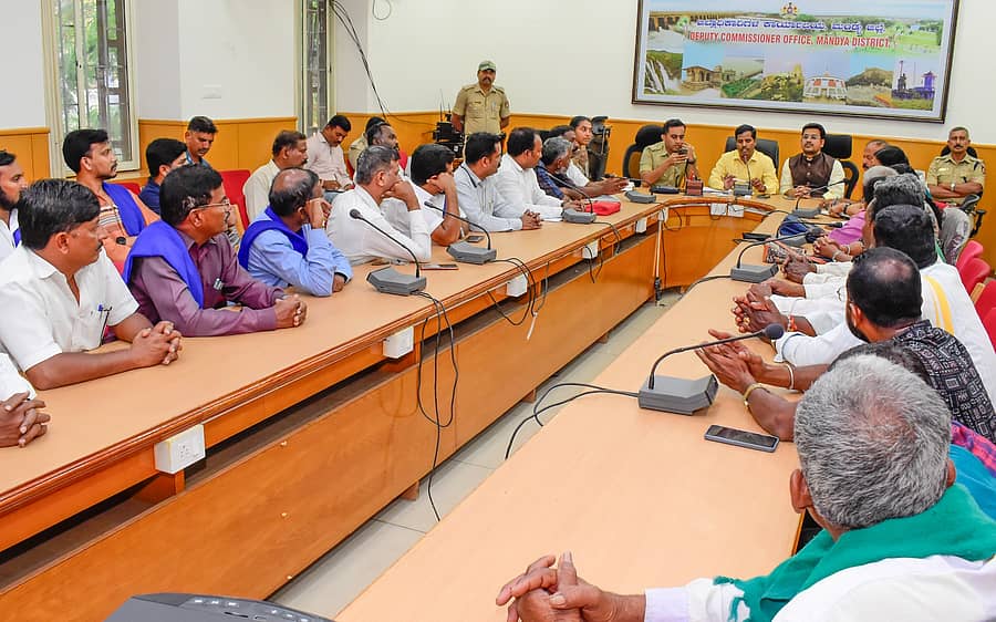 <div class="paragraphs"><p>ಮಂಡ್ಯದಲ್ಲಿ ಸೋಮವಾರ ಪ್ರಗತಿಪರ ಸಂಘಟನೆಗಳ ಮುಖಂಡರೊಂದಿಗೆ ಜಿಲ್ಲಾಧಿಕಾರಿ ಕುಮಾರ, </p></div>