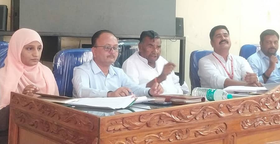 ಮಾನ್ವಿಯಲ್ಲಿ ಶನಿವಾರ ನಡೆದ ಟಾಸ್ಕ್ ಫೋರ್ಸ್ ಸಮಿತಿಯ ಸಭೆಯಲ್ಲಿ ಶಾಸಕ ಜಿ.ಹಂಪಯ್ಯ ನಾಯಕ ಮಾತನಾಡಿದರು