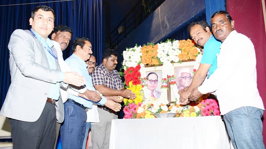 <div class="paragraphs"><p>ತುಮಕೂರಿನಲ್ಲಿ ಈಚೆಗೆ ರಾಷ್ಟ್ರೀಯ ಸಫಾಯಿ ಕರ್ಮಚಾರಿ ಹಣಕಾಸು ಮತ್ತು ಅಭಿವೃದ್ಧಿ&nbsp;ನಿಗಮದಿಂದ ಹಮ್ಮಿಕೊಂಡಿದ್ದ ಅರಿವು ಕಾರ್ಯಕ್ರಮದಲ್ಲಿ ಡಾ.ಬಿ.ಆರ್‌.ಅಂಬೇಡ್ಕರ್‌, ಬಾಬು ಜಗಜೀವನ್‌ರಾಂ ಭಾವಚಿತ್ರಗಳಿಗೆ ಪುಷ್ಪ ನಮನ ಸಲ್ಲಿಸಲಾಯಿತು. </p></div>