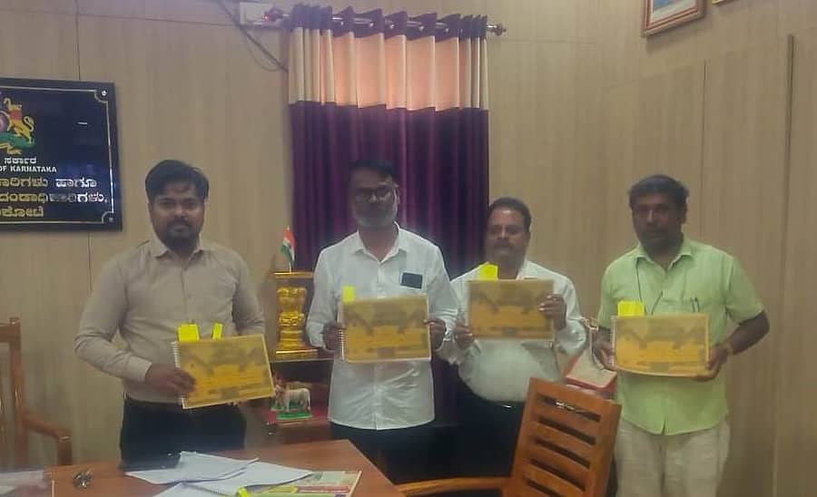 ಗುಳೇದಗುಡ್ಡ ಪುರಸಭೆ ಬಜೆಟ್ಗೆ ಆಡಳಿತಾಧಿಕಾರಿಗಳಾಗಿರುವ ಬಾಗಲಕೋಟೆಯ ಉಪವಿಭಾಗಾಧಿಕಾರಿ ಶ್ರವಣ ನಾಯಕ ಮಂಗಳವಾರ ಅನುಮೋದನೆ ನೀಡಿದರು