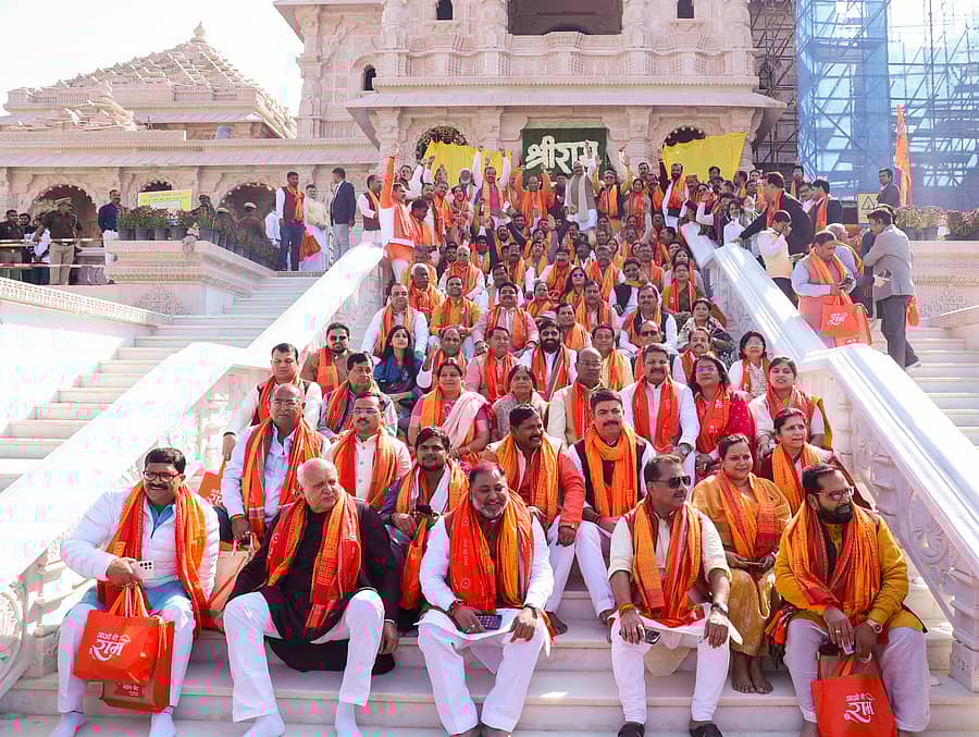 ಮುಖ್ಯಮಂತ್ರಿ ಯೋಗಿ ಆದಿತ್ಯನಾಥ್ ಅವರ ನೇತೃತ್ವದಲ್ಲಿ ಉತ್ತರ ಪ್ರದೇಶದ ಶಾಸಕರ ತಂಡವು ಅಯೋಧ್ಯೆಯ ರಾಮ ಮಂದಿರಕ್ಕೆ ಭಾನುವಾರ ಭೇಟಿ ನೀಡಿತು.
ಪಿಟಿಐ ಚಿತ್ರ