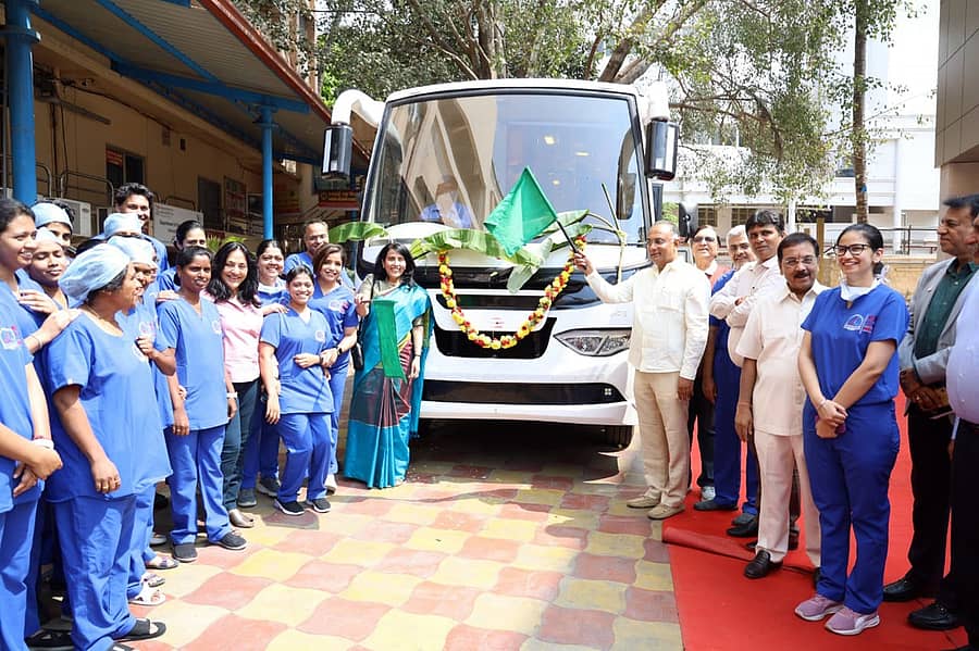 ‘ಸ್ಮೈಲ್ ಟ್ರೈನ್ ಸೀಳು ತುಟಿ ಸಂಚಾರ ಘಟಕ’ಕ್ಕೆ ದಿನೇಶ್ ಗುಂಡೂರಾವ್ ಚಾಲನೆ ನೀಡಿದರು. ಭಗವಾನ್ ಮಹಾವೀರ್ ಜೈನ್ ಆಸ್ಪತ್ರೆಯ ವೈದ್ಯರು ಹಾಗೂ ಸಿಬ್ಬಂದಿ ಪಾಲ್ಗೊಂಡಿದ್ದರು.