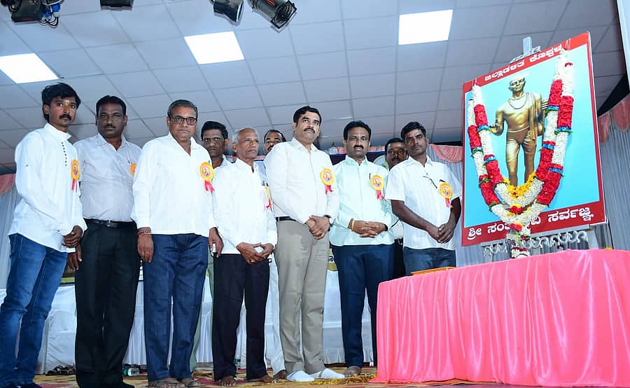 ಕೊಪ್ಪಳದಲ್ಲಿ ಮಂಗಳವಾರ ನಡೆದ ಸರ್ವಜ್ಞ ಜಯಂತಿ ಕಾರ್ಯಕ್ರಮದಲ್ಲಿ ಸರ್ವಜ್ಞ ಅವರ ಭಾವಚಿತ್ರಕ್ಕೆ ತಹಶೀಲ್ದಾರ್ ವಿಠ್ಠಲ ಚೌಗುಲಾ ಪುಷ್ಪಾರ್ಪಣೆ ಮಾಡಿದರು