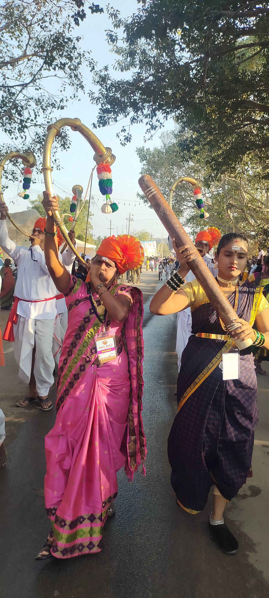 ಮಹಿಳೆ ಕಹಳೆ ಊದುವ ಅಪರೂಪದ ದೃಶ್ಯ –ಪ್ರಜಾವಾಣಿ ಚಿತ್ರ