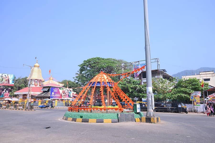 ಕಾರವಾರದ ಸುಭಾಷ ವೃತ್ತದಲ್ಲಿರುವ ಸುಭಾಷಚಂದ್ರ ಬೋಸ್ ಪುತ್ಥಳಿಯ ಸುತ್ತ ಕೇಸರಿ ಪತಾಕೆ ಅಳವಡಿಸಿರುವುದು.