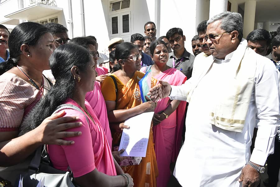 <div class="paragraphs"><p>ಆಶಾ ಕಾರ್ಯಕರ್ತೆಯರ ನಿಯೋಗದ ಪ್ರತಿನಿಧಿಗಳ ಮನವಿ ಸ್ವೀಕರಿಸಿದ ಮುಖ್ಯಮಂತ್ರಿ <strong>ಸಿದ್ದರಾಮಯ್ಯ</strong> ಅವರ ಜತೆ ಮಾತುಕತೆ ನಡೆಸಿದರು</p></div>