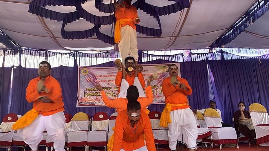 ಕಾರ್ಯಕ್ರಮದಲ್ಲಿ ಕಂಸಾಳೆ ನೃತ್ಯ ಪ್ರದರ್ಶನ ನೀಡುತ್ತಿರುವ ರವಿ ಬೈಲೂರು (ಮಧ್ಯದಲ್ಲಿ ನಿಂತಿರುವವರು) ಮತ್ತು ತಂಡ