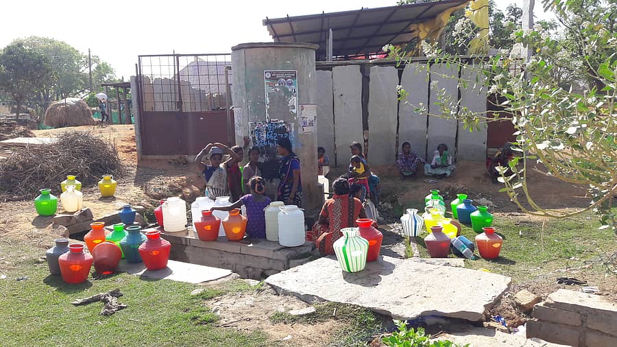 ಚಿಂತಾಮಣಿ ತಾಲ್ಲೂಕಿನ ಗ್ರಾಮವೊಂದರಲ್ಲಿ ನೀರಿಗಾಗಿ ನಲ್ಲಿ ಮುಂದೆ ಕಾಯುತ್ತಿರುವ ಮಹಿಳೆಯರು