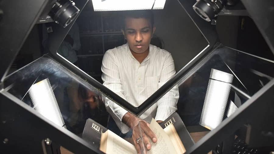 ಓಂ ಶಿವಪ್ರಕಾಶ್ ಅವರು ಪುಸ್ತಕಗಳನ್ನು ಡಿಜಿಟಲೀಕರಣ ಮಾಡುತ್ತಿರುವುದು