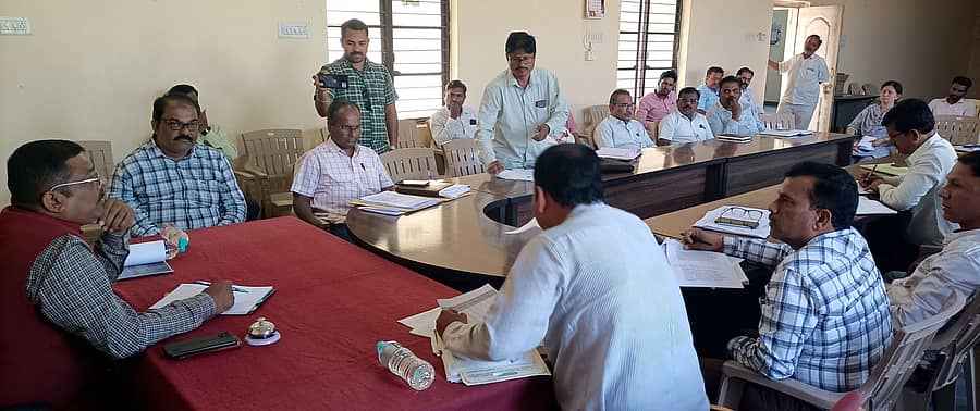 ಮುದ್ದೇಬಿಹಾಳ ಪಟ್ಟಣದ ತಹಸೀಲ್ದಾರ್ ಕಚೇರಿಯಲ್ಲಿ ಗುರುವಾರ ತಾಲ್ಲೂಕು ಉಸ್ತುವಾರಿ ಅಧಿಕಾರಿ ಶಂಕರಗೌಡ ಸೋಮನಾಳ ಕುಡಿವ ನೀರು ಹಾಗೂ ತಾಲ್ಲೂಕುಮಟ್ಟದ ವಿವಿಧ ಇಲಾಖೆಯ ಪ್ರಗತಿ ಪರಿಶೀಲನೆ ನಡೆಸಿದರು. 