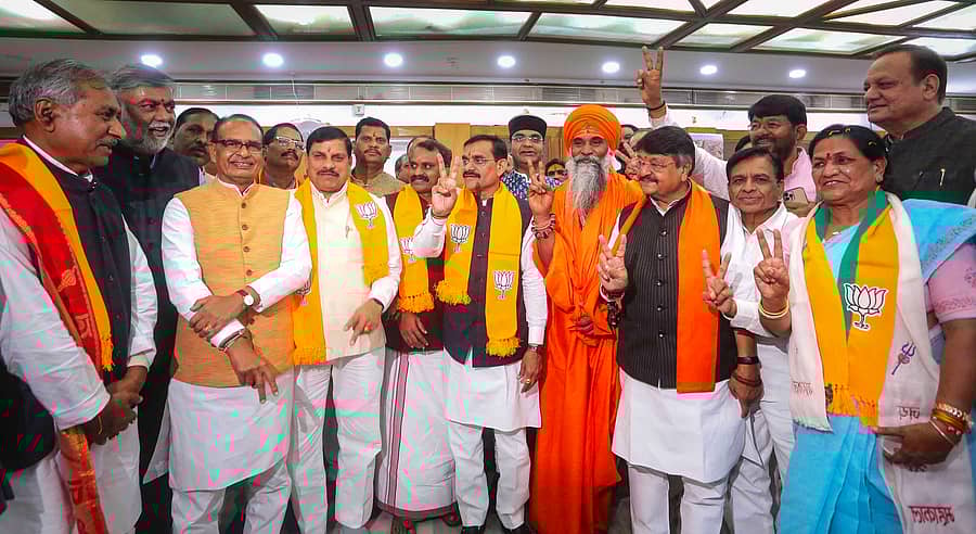 <div class="paragraphs"><p>ಕೇಂದ್ರ ಸಚಿವ ಎಲ್.ಮುರುಗನ್, ಬಿಜೆಪಿ ಕಿಸಾನ್ ಮೋರ್ಚಾದ ರಾಷ್ಟ್ರೀಯ ಉಪಾಧ್ಯಕ್ಷ ಬನ್ಶಿಲಾಲ್ ಗುರ್ಜರ್, ಮಹಿಳಾ ಘಟಕದ ಅಧ್ಯಕ್ಷೆ ಮಾಯಾ ನರೋಲಿಯಾ ಹಾಗೂ ವಾಲ್ಮೀಕಿ ಧಾಮ್ ಆಶ್ರಮದ ಮುಖ್ಯಸ್ಥ ಉಮೇಶ್ ನಾಥ್ ಮಹಾರಾಜ್ ಬಿಜೆಪಿ ಅಭ್ಯರ್ಥಿಗಳಾಗಿ ರಾಜ್ಯಸಭಾ ಚುನಾವಣೆಗೆ ನಾಮಪತ್ರ ಸಲ್ಲಿಸಿದರು –ಪಿಟಿಐ ಚಿತ್ರ</p></div>