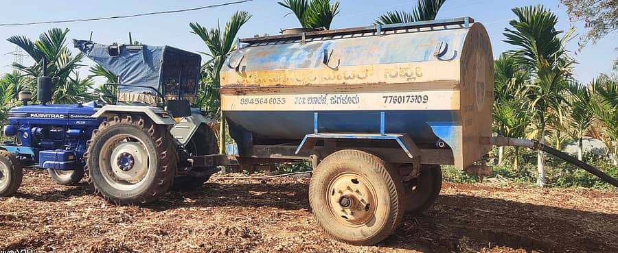 ಜಗಳೂರು ತಾಲ್ಲೂಕಿನ ಪಾಲನಾಯಕನಕೋಟೆ ಭಾಗದಲ್ಲಿ ಟ್ಯಾಂಕರ್‌ನಲ್ಲಿ ಅಡಿಕೆ ತೋಟಕ್ಕೆ ನೀರು ಹಾಯಿಸಲಾಗುತ್ತಿದೆ