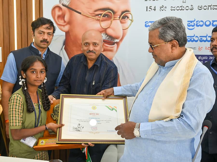 <div class="paragraphs"><p>ರಾಜ್ಯಮಟ್ಟದ ಬಾಪೂಜಿ ಪ್ರಬಂಧ ಸ್ಪರ್ಧೆಯ ಪ್ರೌಢಶಾಲಾ ವಿಭಾಗದಲ್ಲಿ ದ್ವಿತೀಯ ಸ್ಥಾನ ಪಡೆದ ರಾಮನಗರ ಜಿಲ್ಲೆಯ ಕನಕಪುರ ತಾಲ್ಲೂಕಿನ ತುಂಗಣಿಯ ಸರ್ಕಾರಿ ಪ್ರೌಢಶಾಲೆಯ ವಿದ್ಯಾರ್ಥಿನಿ ಹರ್ಷಿತಾ ಎನ್. ಅವರಿಗೆ ಬೆಂಗಳೂರಿನಲ್ಲಿ ನಡೆದ ಪ್ರಶಸ್ತಿ ಪ್ರದಾನ ಸಮಾರಂಭದಲ್ಲಿ ಮುಖ್ಯಮಂತ್ರಿ ಸಿದ್ದರಾಮಯ್ಯ ಪ್ರಶಸ್ತಿ ವಿತರಿಸಿದರು</p></div>