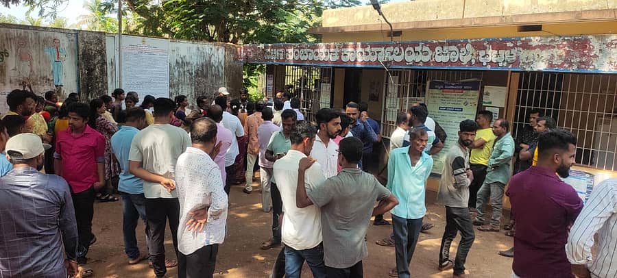 ಜಾಲಿ ಪಟ್ಟಣ ಪಂಚಾಯ್ತಿಯನ್ನು ನಗರಸಭೆಯಾಗಿ ಮೇಲ್ದರ್ಜೆಗೇರಿಸದಂತೆ ಆಗ್ರಹಿಸಿ ಸಾರ್ವಜನಿಕರು ಪಟ್ಟಣ ಪಂಚಾಯ್ತಿ ಕಚೇರಿ ಎದುರು ಪ್ರತಿಭಟನೆ ನಡೆಸಿದರು