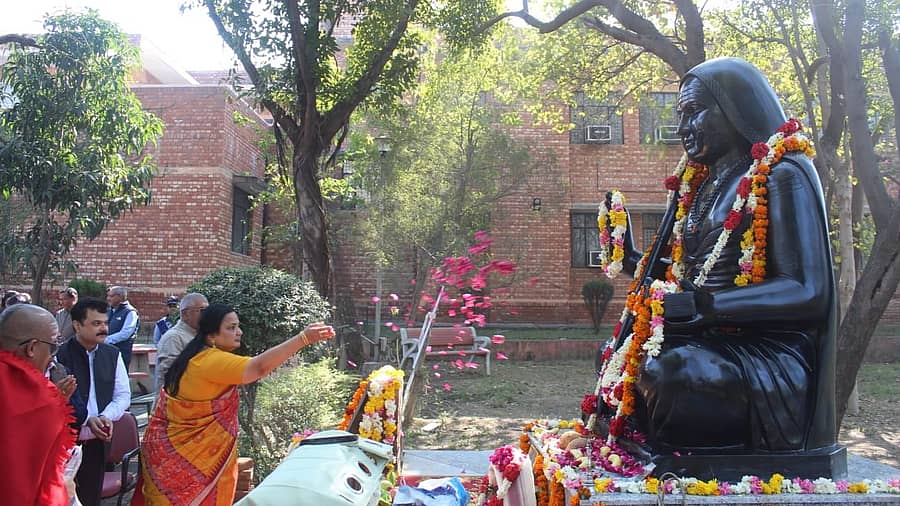 ವಿದ್ಯಾರಣ್ಯರ ಪ್ರತಿಮೆಗೆ ಜೆಎನ್‌ಯು ಕುಲಪತಿ ಶಾಂತಿಶ್ರೀ ಡಿ. ಪಂಡಿತ್ ಪುಷ್ಪನಮನ ಸಲ್ಲಿಸಿದರು. 
