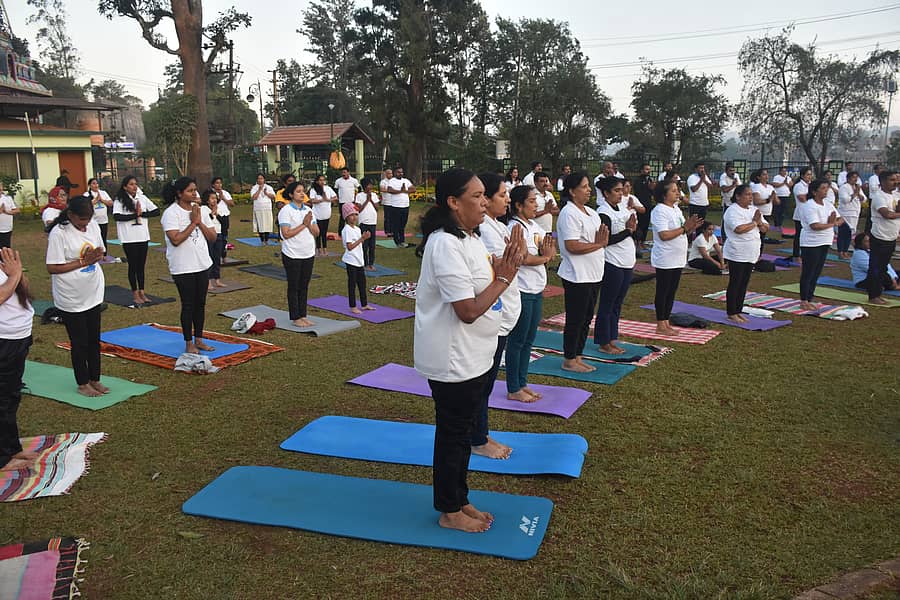 ರಥಸಪ್ತಮಿ ಅಂಗವಾಗಿ ಮಡಿಕೇರಿಯ ರಾಜಾಸೀಟ್ ಉದ್ಯಾನದಲ್ಲಿ ಶುಕ್ರವಾರ ನಡೆದ ಸಾಮೂಹಿಕ ಸೂರ್ಯನಮಸ್ಕಾರದಲ್ಲಿ ಯೋಗಪಟುಗಳು ಭಾಗವಹಿಸಿದ್ದರು