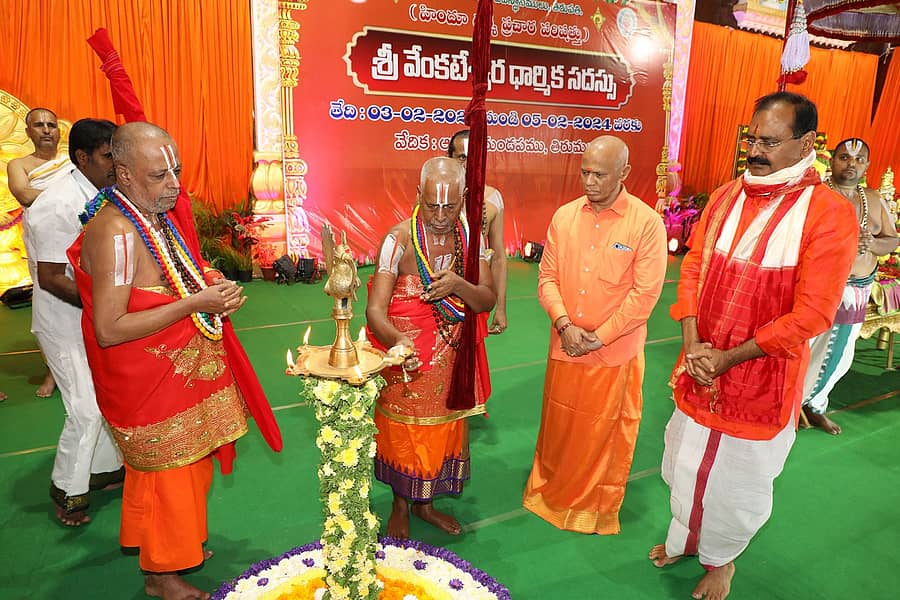 ತಿರುಮಲದ ಆಸ್ಥಾನ ಮಂಟಪದಲ್ಲಿ ಟಿಟಿಡಿಯು ಹಿಂದೂ ಧರ್ಮ ಪ್ರಚಾರ ಪರಿಷತ್ ಆಶ್ರಯದಲ್ಲಿ ಆಯೋಜಿಸಿದ್ದ ಮೂರು ದಿನದ ಧಾರ್ಮಿಕ ಸಮಾವೇಶವನ್ನು ಮಠಾಧೀಶರು ಶನಿವಾರ ಉದ್ಘಾಟಿಸಿದರು