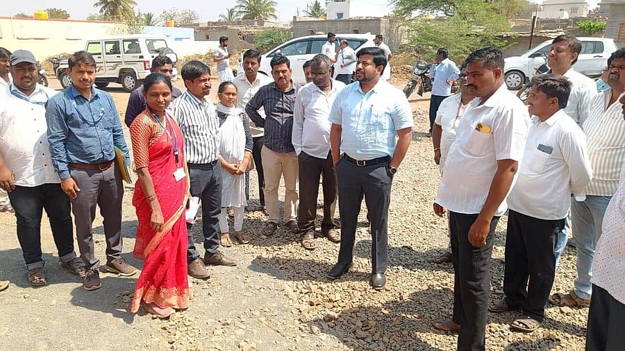 ತಾಳಿಕೋಟೆ:ತಾಲ್ಲೂಕಿನ ತಾಲ್ಲೂಕಿನ ಕೊಣ್ಣೂರ ಮತ್ತು ಬೊಮ್ಮನಹಳ್ಳಿ ಗ್ರಾಮ ಪಂಚಾಯತಿಗಳಿಗೆ ವಿಜಯಪುರ ಜಿಲ್ಲಾ ಪಂಚಾಯತಿಯ ಸಿಇಓ ರಿಷಿ ಆನಂದ ಅವರು ಭಾನುವಾರ ಭೇಟಿ ನೀಡಿ ವಿವಿಧ ಇಲಾಖೆಗಳಡಿ ಕೈಗೊಂಡ ಕಾಮಗಾರಿಗಳ ಸ್ಥಾನಿಕ ಸ್ಥಳ ಪರಿಶೀಲನೆ ನಡೆಸಿದರು.