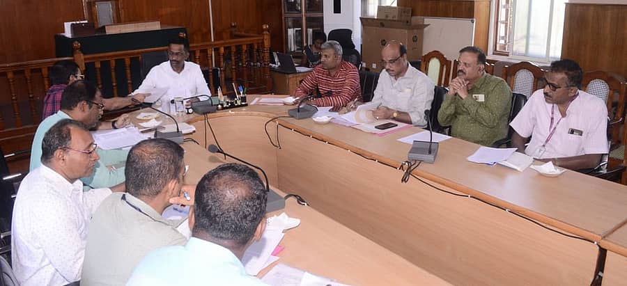 ಜಿಲ್ಲಾಧಿಕಾರಿ ಕಚೇರಿ ಸಭಾಂಗಣದಲ್ಲಿ ಹೆಚ್ಚುವರಿ ಜಿಲ್ಲಾಧಿಕಾರಿ ಎಚ್.ಎಲ್.ನಾಗರಾಜು ಜಿಲ್ಲಾ ಸಲಹಾ ಸಮಿತಿ ಸಭೆ ನಡೆಸಿದರು