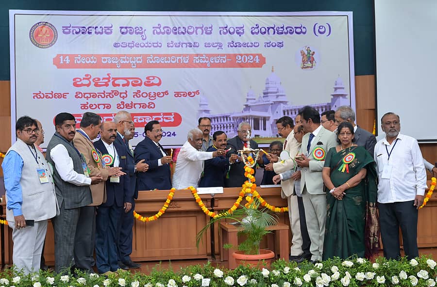 ಬೆಳಗಾವಿಯ ಸುವರ್ಣ ವಿಧಾನಸೌಧದಲ್ಲಿ ಭಾನುವಾರ ಹಮ್ಮಿಕೊಂಡಿದ್ದ 14ನೇ ರಾಜ್ಯಮಟ್ಟದ ನೋಟರಿಗಳ ಸಮ್ಮೇಳನವನ್ನು ರಾಜ್ಯಸಭಾ ಸದಸ್ಯ ಈರಣ್ಣ ಕಡಾಡಿ ಉದ್ಘಾಟಿಸಿದರು