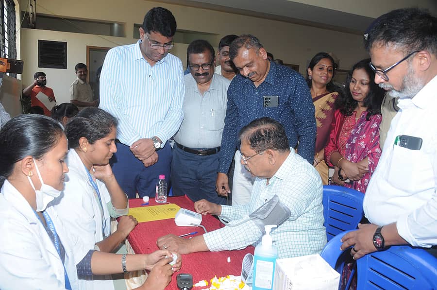 ತುಮಕೂರಿನಲ್ಲಿ ಶನಿವಾರ ಜಿಲ್ಲಾ ಆಡಳಿತದಿಂದ ಏರ್ಪಡಿಸಿದ್ದ ಆರೋಗ್ಯ ಶಿಬಿರದಲ್ಲಿ ಜಿಲ್ಲಾ ಉಸ್ತುವಾರಿ ಸಚಿವ ಜಿ.ಪರಮೇಶ್ವರ ಆರೋಗ್ಯ ತಪಾಸಣೆಗೆ ಒಳಗಾದರು. ಜಿ.ಪಂ ಸಿಇಒ ಜಿ.ಪ್ರಭು, ಡಿಎಚ್ಒ ಡಾ.ಡಿ.ಎನ್.ಮಂಜುನಾಥ್, ಜಿಲ್ಲಾಧಿಕಾರಿ ಶುಭಾ ಕಲ್ಯಾಣ್, ಮಹಾನಗರ ಪಾಲಿಕೆ ಆಯುಕ್ತೆ ಬಿ.ವಿ.ಅಶ್ವಿಜ ಇತರರು ಉಪಸ್ಥಿತರಿದ್ದರು