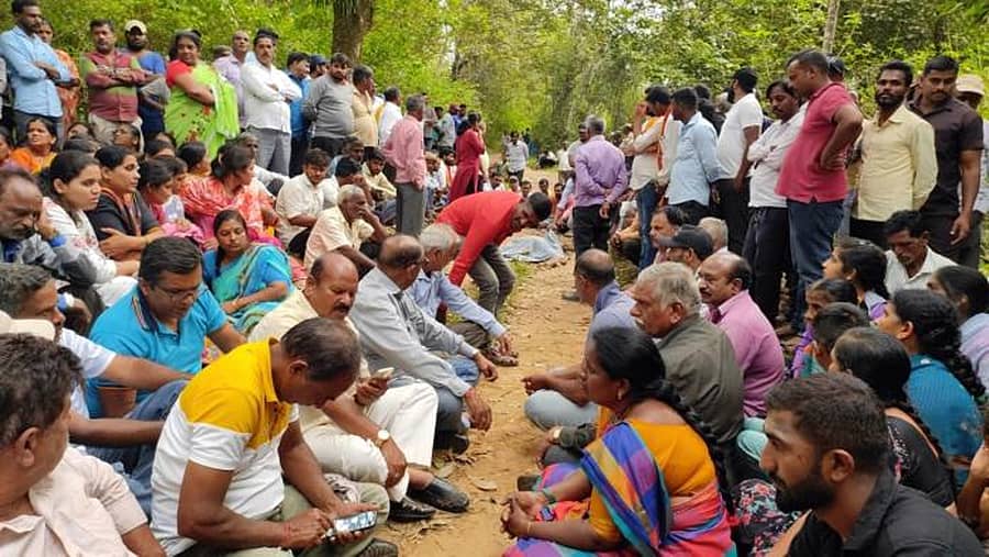 2022 ರ ನವೆಂಬರ್ 1 ರಂದು ಕಾಡಾನೆ ದಾಳಿಯಿಂದ ಮನು ಮೃತಪಟ್ಟ ಸಂದರ್ಭದಲ್ಲಿ ಸ್ಥಳೀಯರು ಪ್ರತಿಭಟನೆ ನಡೆಸಿದ್ದರು. (ಸಂಗ್ರಹ ಚಿತ್ರ)