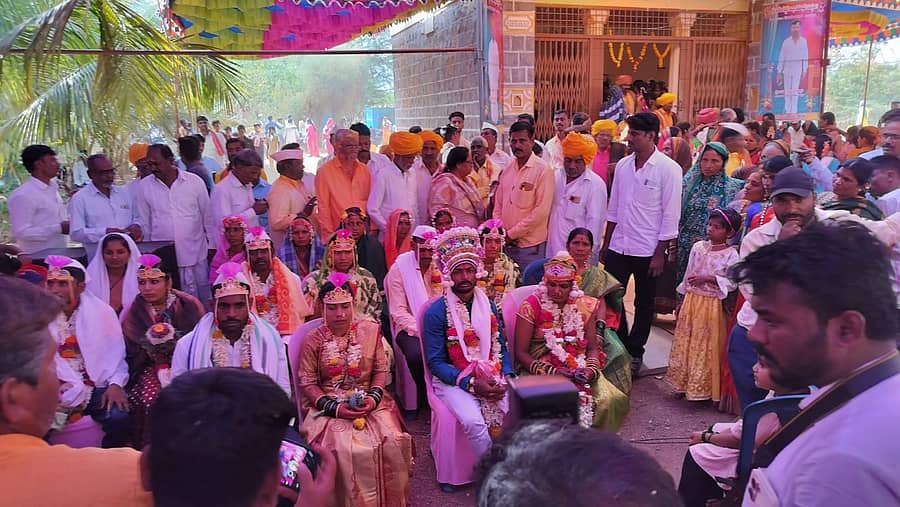 ಆಲಮಟ್ಟಿ ಸಮೀಪದ ಬೇನಾಳ ಆರ್.ಎಸ್. ಗ್ರಾಮದಲ್ಲಿ ಜರುಗಿದ ಬೀರಲಿಂಗೇಶ್ವರ ಜಾತ್ರೆಯಲ್ಲಿ ಸಾಮೂಹಿಕ ವಿವಾಹ ಜರುಗಿದವು