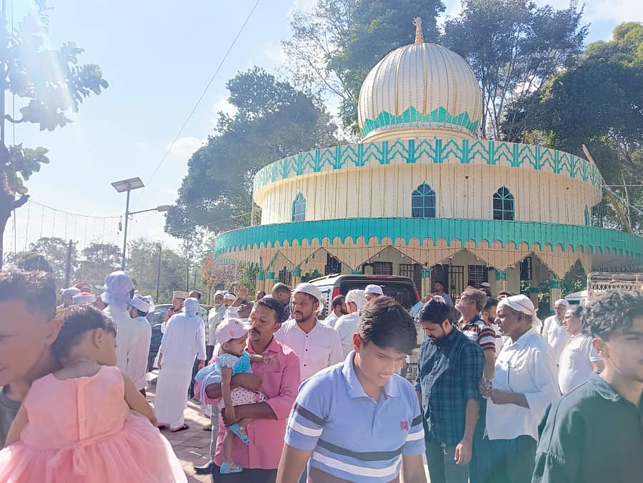 ವಿರಾಜಪೇಟೆ ಸಮೀಪದ ಕಡಂಗದ ಕೊಕ್ಕಂಡಬಾಣೆ ದರ್ಗಾದ ಉರೂಸ್ ಗೆ ಶುಕ್ರವಾರ ಚಾಲನೆ ನೀಡಲಾಯಿತು.