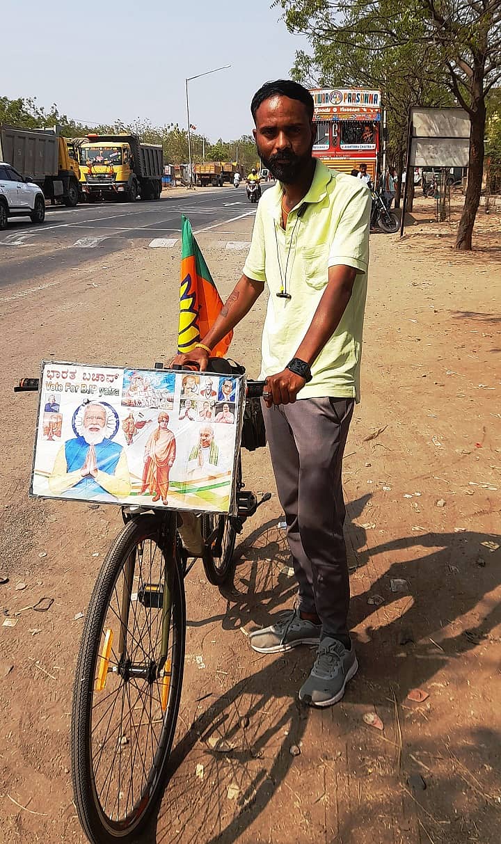 ರಾಜ್ಯದ ವಿವಿಧ ಜಿಲ್ಲೆಗಳಲ್ಲಿ ಸೈಕಲ್ ಮೂಲಕ ಏಕಾಂಗಿಯಾಗಿ ಭಾರತ ಬಚಾವ್ ಯಾತ್ರೆ ಕೈಗೊಂಡು ಬಿಜೆಪಿಗೆ ಮತಯಾಚನೆ ಮಾಡುತ್ತಿರುವ ಧಾರವಾಡದ ಯುವಕ ಭರತ ಜೈನ್ ದೇವರ ಹಿಪ್ಪರಗಿ ಪಟ್ಟಣಕ್ಕೆ ಬಂದರು