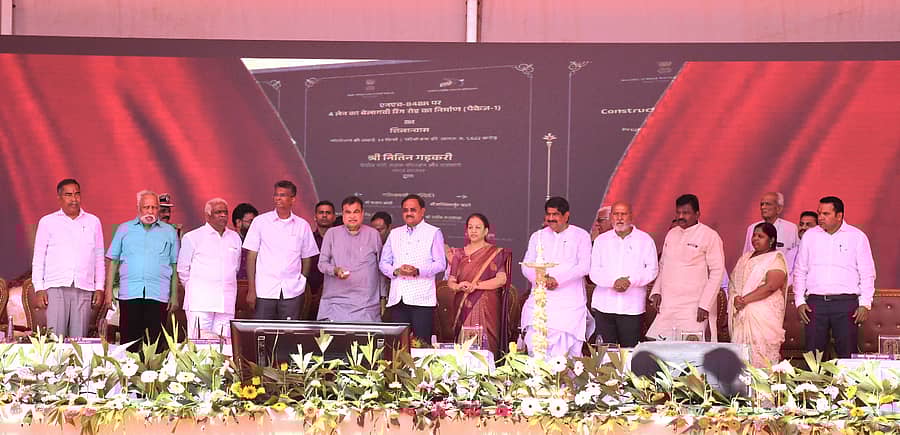 <div class="paragraphs"><p>ಬೆಳಗಾವಿಯಲ್ಲಿ ಗುರುವಾರ ಕೇಂದ್ರ ಸಚಿವ ನಿತಿನ್ ಗಡ್ಕರಿ ಅವರು ಬಟನ್ ಒತ್ತುವ ಮೂಲಕ ರಾಷ್ಟ್ರೀಯ ಹೆದ್ದಾರಿಗಳನ್ನು ರಾಷ್ಟ್ರಕ್ಕೆ ಸಮರ್ಪಿಸಿದರು – ಪ್ರಜಾವಾಣಿ ಚಿತ್ರ</p></div>