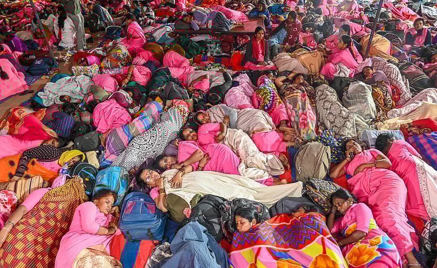 <div class="paragraphs"><p>ನಗರದ ಸ್ವಾತಂತ್ರ್ಯ ಉದ್ಯಾನದಲ್ಲಿ ಮಂಗಳವಾರ ರಾತ್ರಿ ಗುಂಪು ಗುಂಪಾಗಿ ಮಲಗಿದ್ದ ಆಶಾ ಕಾರ್ಯಕರ್ತೆಯರು – ಪ್ರಜಾವಾಣಿ </p></div>