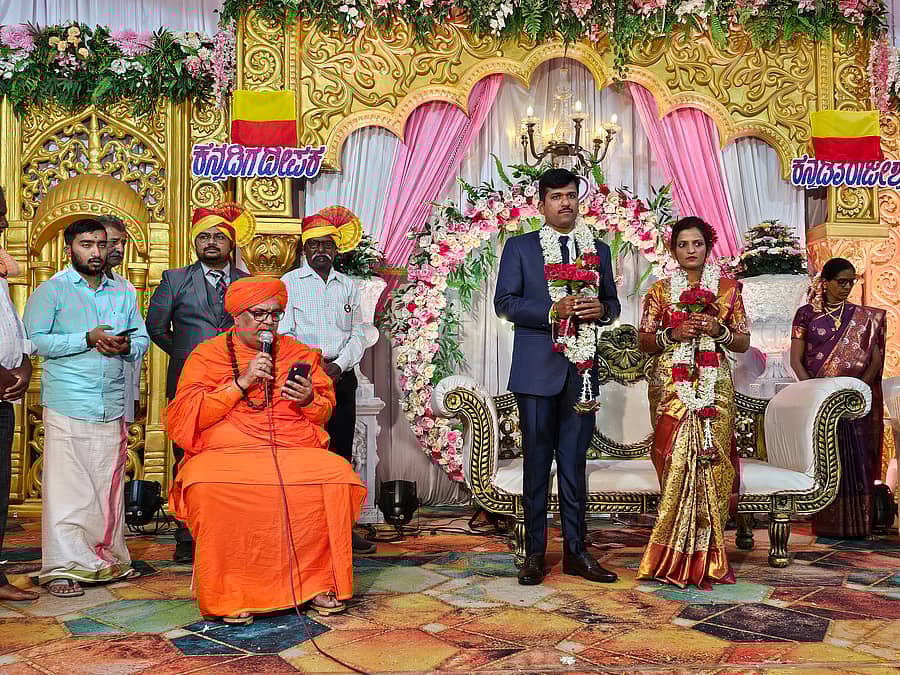 ಬೆಳಗಾವಿಯಲ್ಲಿ ಸೋಮವಾರ ನೆರವೇರಿದ ದೀಪಕ್ ಹಾಗೂ ರಾಜೇಶ್ವರಿ ಅವರ ಮದುವೆಯಲ್ಲಿ ಹುಕ್ಕೇರಿ ಹಿರೇಮಠದ ಚಂದ್ರಶೇಖರ ಶಿವಾಚಾರ್ಯ ಸ್ವಾಮೀಜಿ ಅವರು ಕನ್ನಡದಲ್ಲೇ ಗಟ್ಟಿಮೇಳ ಹೇಳಿದರು – ಪ್ರಜಾವಾಣ ಚಿತ್ರ