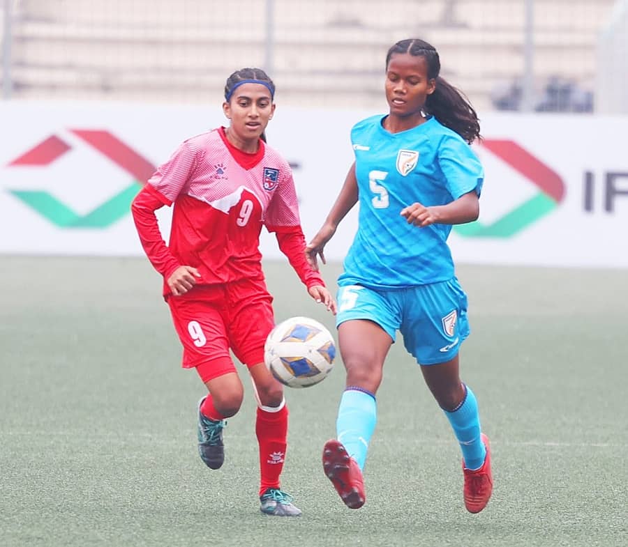 ಭಾರತ ಮತ್ತು ನೇಪಾಳ ತಂಡದ ಆಟಗಾರ್ತಿಯರ ಸೆಣಸಾಟ