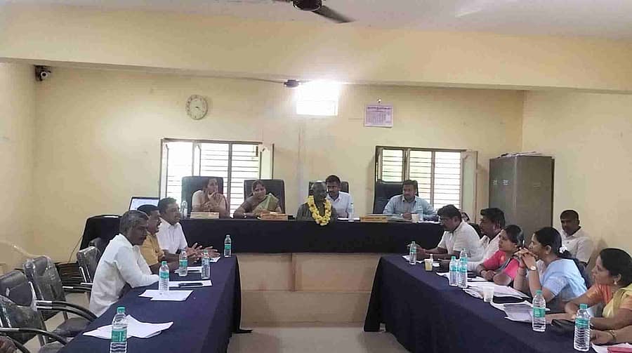 ಹಾರೋಹಳ್ಳಿಯ ಚೀಲೂರು ಗ್ರಾಮ ಪಂಚಾಯಿತಿಯಲ್ಲಿ ಸೋಮವಾರ ಸರ್ವ ಸದಸ್ಯರ ಸಾಮಾನ್ಯ ಸಭೆ ನಡೆಯಿತು