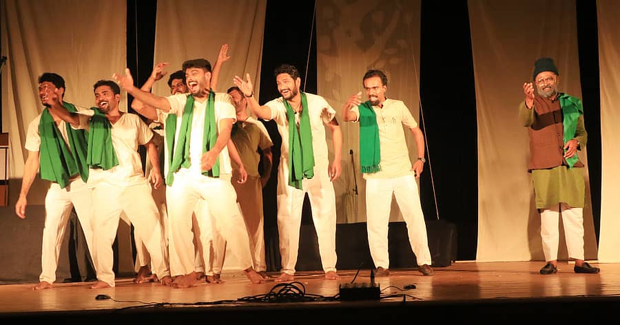 ಬೆಂಗಳೂರಿನ ನಗ್ನ ಥಿಯೇಟರ್ ಕಲಾವಿದರು ಶನಿವಾರ ಚಾಮರಾಜನಗರದಲ್ಲಿ ಡೈರೆಕ್ಟ್ ಆಕ್ಷನ್ ನಾಟಕವನ್ನು ಅಭಿನಯಿಸಿದರು