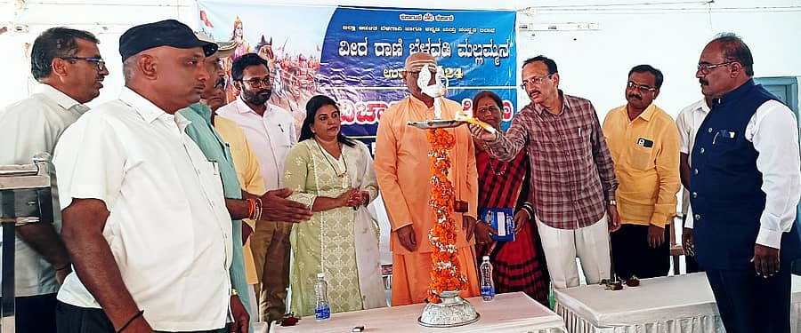 ಬೈಲಹೊಂಗಲ ತಾಲ್ಲೂಕಿನ ಮಲ್ಲಮ್ಮನ ಬೆಳವಡಿ ಗ್ರಾಮದಲ್ಲಿ ವೀರರಾಣಿ ಬೆಳವಡಿ ಮಲ್ಲಮ್ಮ ಉತ್ಸವ ಅಂಗವಾಗಿ ಗುರುವಾರ ನಡೆದ ವಿಚಾರ ಸಂಕೀರಣ ಕಾರ್ಯಕ್ರಮವನ್ನು ಶಾಸಕ ಮಹಾಂತೇಶ ಕೌಜಲಗಿ ಉದ್ಘಾಟಿಸಿದರು. ಶಿವಮಹಾಂತ ಶಿವಾಚಾರ್ಯ ಸ್ವಾಮೀಜಿ ಪಾಲ್ಗೊಂಡಿದ್ದರು