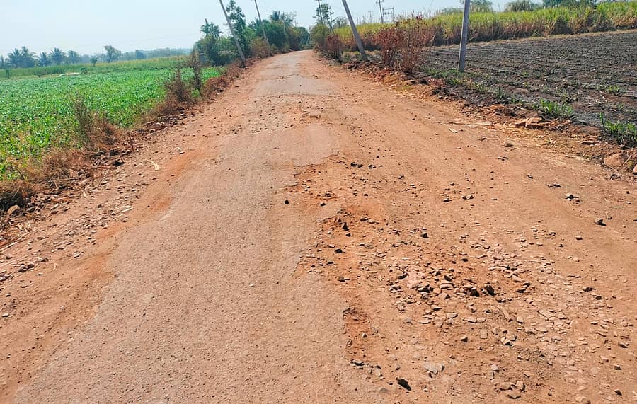 <div class="paragraphs"><p>ಲಿಂಗನೂರನಿಂದ ಕೊಣ್ಣೂರ ರಸ್ತೆ ಸಂಪೂರ್ಣವಾಗಿ ಹದಗೆಟ್ಟಿರುವದು</p></div>