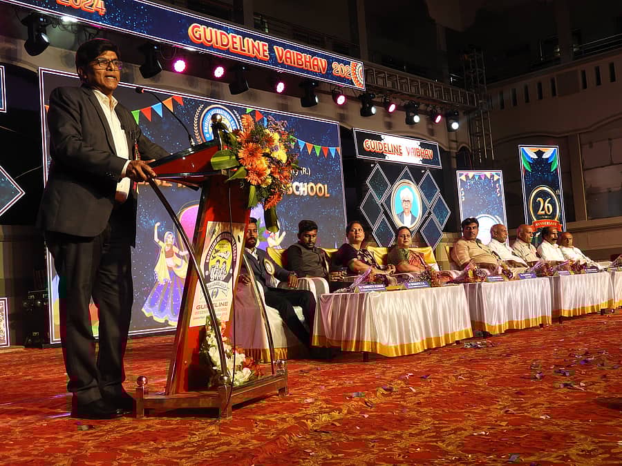 ಶ್ರವಣಬೆಳಗೊಳದ ಗೊಮ್ಮಟ ನಗರದಲ್ಲಿರುವ ಗೈಡ್ಲೈನ್ ಅಂತರರಾಷ್ಟ್ರೀಯ ಶಾಲೆಯ ವಾರ್ಷಿಕೋತ್ಸವದಲ್ಲಿ ಮಕ್ಕಳ ತಜ್ಞ ಡಾ. ವೆಂಕಟಾಚಲಪತಿ ಮಾತನಾಡಿದರು. ಡಾ. ಅನಿತಾ, ಕಬ್ಬಾಳು ರಮೇಶ್, ಕೆ.ಎನ್. ಮಮತಾ ರಮೇಶ್ ಪಾಲ್ಗೊಂಡಿದ್ದರು