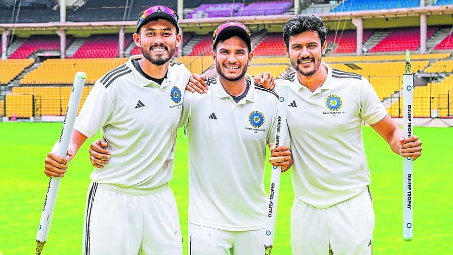 <div class="paragraphs"><p>Vidwath Kaverappa, Vyshak Vijaykumar and Koushik V of South Zone team players celebrate after won Duleep Trophy 2023 final in West zone V/s South Zone Cricket match at Sri Chinnaswamy Stadium in Bengaluru on Sunday,16th July 2023. </p></div>
