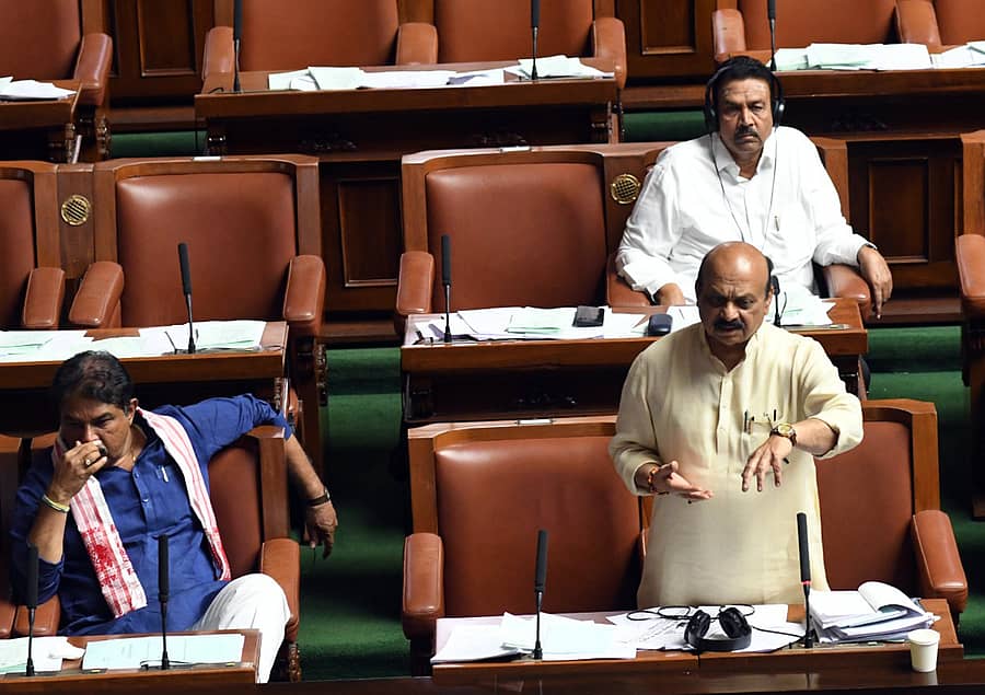 ವಿಧಾನಸಭೆ ಕಲಾಪದಲ್ಲಿ ಬಿಜೆಪಿಯ ಬಸವರಾಜ ಬೊಮ್ಮಾಯಿ ಮಾತನಾಡಿದರು. ವಿರೋಧ ಪಕ್ಷದ ನಾಯಕ ಆರ್‌. ಅಶೋಕ, ಬಿಜೆಪಿ ಶಾಸಕ ಸಿ.ಸಿ. ಪಾಟೀಲ ಇದ್ದರು 