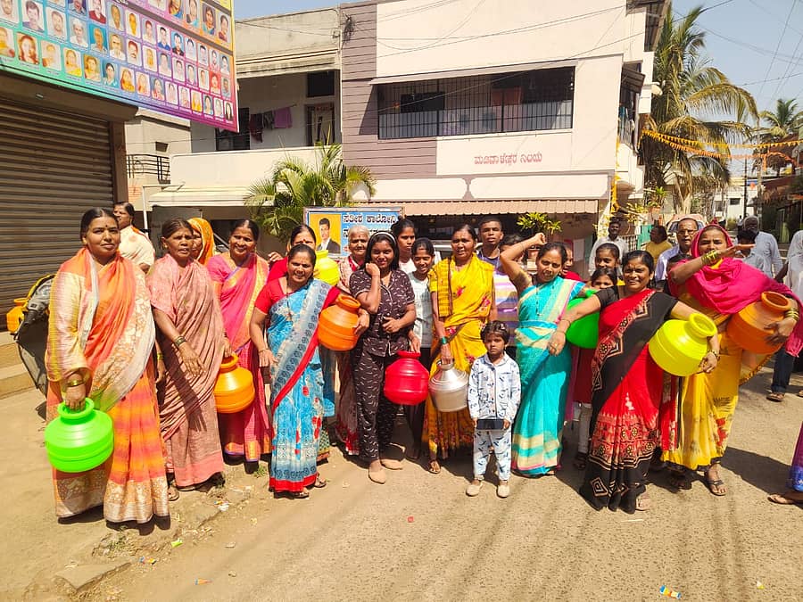 ಸಮರ್ಪಕವಾಗಿ ಕುಡಿಯುವ ನೀರು ಪೂರೈಸಬೇಕು ಎಂದು ಆಗ್ರಹಿಸಿ, ಬೆಳಗಾವಿಯ ನ್ಯೂ ವೈಭವದ ಸತೀಶ ಕಾಲೊನಿ ನಿವಾಸಿಗಳು ಭಾನುವಾರ ಪ್ರತಿಭಟನೆ ನಡೆಸಿದರು