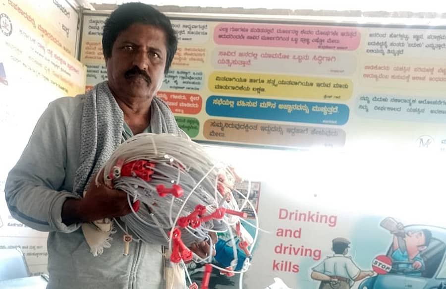 ಶ್ರೀರಂಗಪಟ್ಟಣ ತಾಲ್ಲೂಕಿನ ಜಕ್ಕನಹಳ್ಳಿ ಗ್ರಾಮದ ತಮ್ಮ ಜಮೀನಿನಲ್ಲಿ ಸಿಕ್ಕ ಸ್ಫೋಟಕ ವಸ್ತುಗಳನ್ನು ರೈತ ಜೆ.ಎಂ. ಬಾಲಕೃಷ್ಣ ಪ್ರದರ್ಶಿಸಿದರು