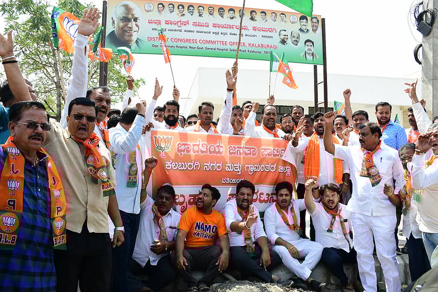 ಕಲಬುರಗಿಯ ಕಾಂಗ್ರೆಸ್ ಕಚೇರಿ ಮುಂಭಾಗದಲ್ಲಿ ಬುಧವಾರ ಪ್ರತಿಭಟನೆ ನಡೆಸಿದ ಬಿಜೆಪಿ ಮುಖಂಡರು, ಕಾರ್ಯಕರ್ತರು