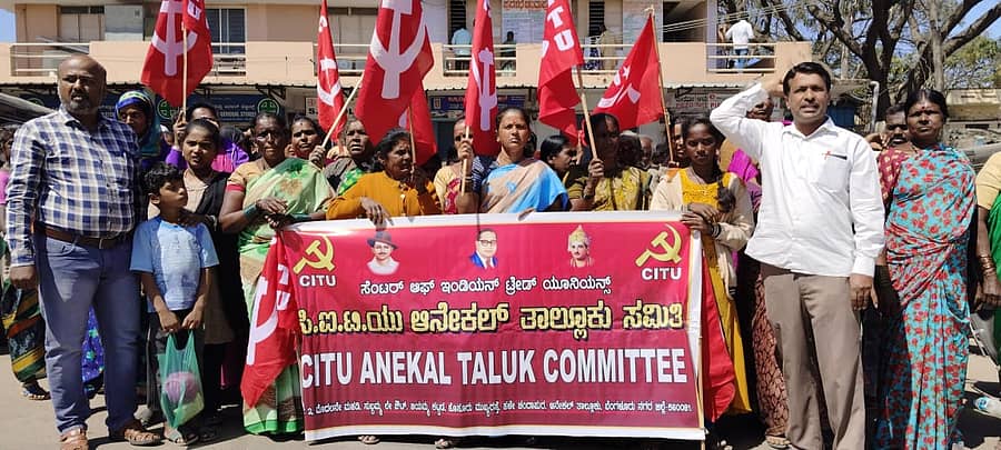 <div class="paragraphs"><p>ಆನೇಕಲ್‌ ತಾಲ್ಲೂಕಿನ ಚಂದಾಪುರದಲ್ಲಿ ವಿವಿಧ ಬೇಡಿಕೆಗಳ ಈಡೇರಿಕೆಗೆ ಒತ್ತಾಯಿಸಿ ಬೀದಿಬದಿ ವ್ಯಾಪಾರಿಗಳ ಸಂಘದ ವತಿಯಿಂದ ಪ್ರತಿಭಟನೆ ನಡೆಸಿಲಾಯಿತು</p></div>