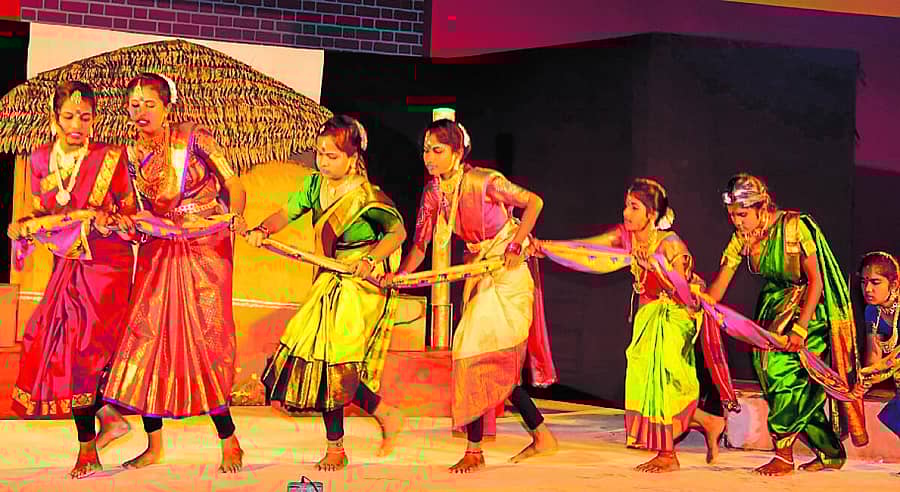 <div class="paragraphs"><p><strong>ಮೇಲುಕೋಟೆ ಪುತಿನ ಕಲಾಮಂದಿರದಲ್ಲಿ ನಡೆದ ಕೋಟಿಗನಹಳ್ಳಿ ರಾಮಯ್ಯ ನಾಟಕದಲ್ಲಿ‌ ಮಕ್ಕಳ ಪ್ರದರ್ಶನ</strong></p></div>