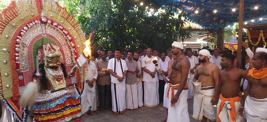 ಪುತ್ತೂರು ತಾಲ್ಲೂಕಿನ ಬಡಗನ್ನೂರು ಗ್ರಾಮದ ಗೆಜ್ಜೆಗಿರಿ ನಂದನ ಬಿತ್ತಿಲ್‌ ಕ್ಷೇತ್ರದಲ್ಲಿ ಮಂಗಳವಾರ ಧೂಮಾವತಿ ನೇಮೋತ್ಸವ ನಡೆಯಿತು