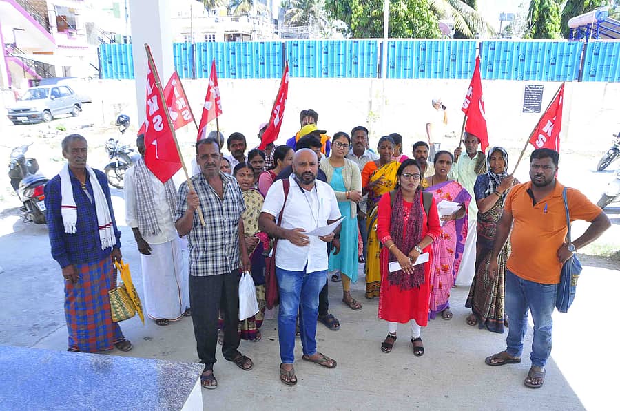 ಹಾಸನದ ತಹಶೀಲ್ದಾರ್ ಕಚೇರಿ ಎದುರು ಕೆಪಿಆರ್ಎಸ್ ನೇತೃತ್ವದಲ್ಲಿ ರೈತರು ಪ್ರತಿಭಟನೆ ನಡೆಸಿದರು.